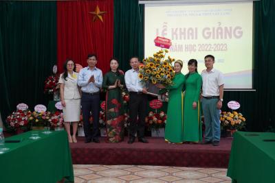 Đồng chí Bí thư Tỉnh ủy, Chủ tịch HĐND tỉnh Nguyễn Xuân Ký đã về thăm thầy và trò Trường TH, THCS & THPT Văn Lang nhân ngày Khai giảng năm học 2022 – 2023.